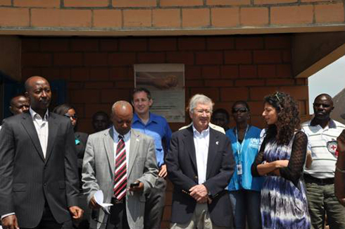 Ambasaderi Donald W. Koran asobanurirwa bimwe mu bibazo byo mu nkambi.