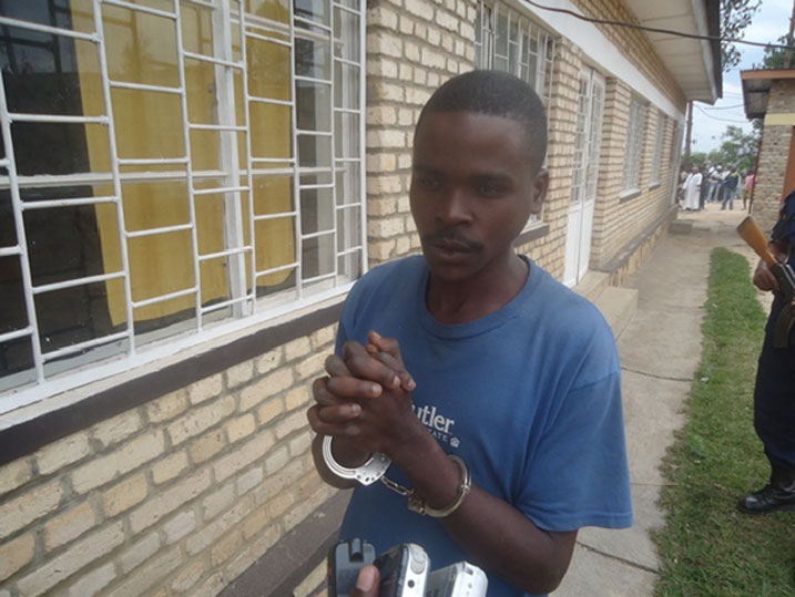 Ubu bugome ngo yabutewe n'uko nyiri uyu muryango yanze kumucumbikira nyuma yo gutoroka muri Gereza ya Mpanga.