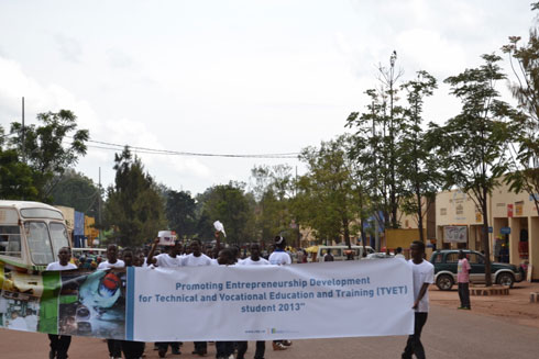 Ubukanurambaga babukoraga bazenguruka umugi.