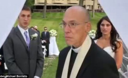 Uwasezeranyaga abageni ngo yari ahindukiye yigendeye kubera urusaku rw'abafataga amafoto.