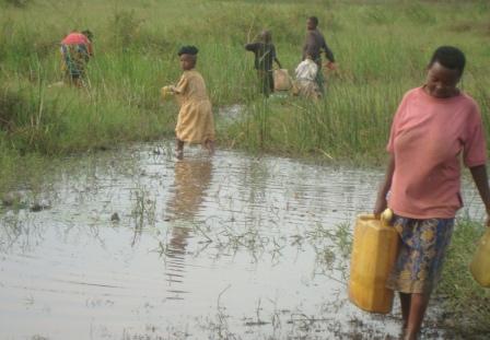 Ubusanzwe bavomaga amazi y'ibiyaga.