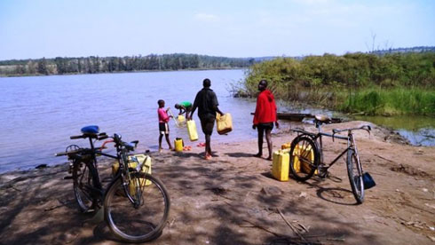 Ubusanzwe bavomaga amazi y'ikiyaga cya Cyohoha ya ruguru.