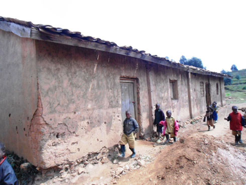 Ubuyobozi bufatanyije n'abaturage biyemeje kuvugurara izi nyubako zananiye ADEPR.