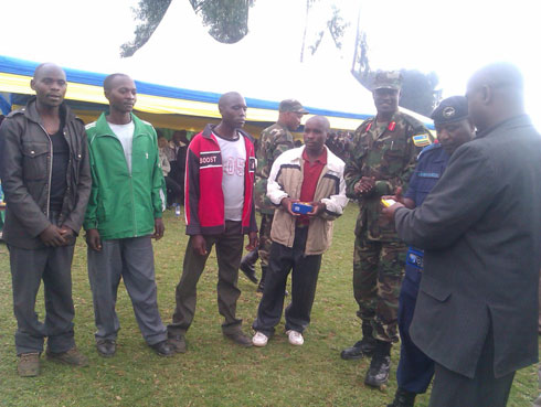 Ubuyobozi bw'ingabo bushyikiriza abaturage telefoni.