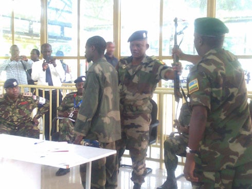 Ubwo EJVM yakiraga Cpl Karama n'imbunda yazanye mu Rwanda.