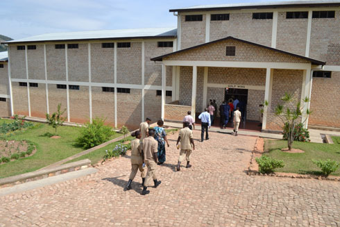 Ubwo abashyitsi binjiraga muri gereza ya Nyanza kujya kuganira n'abayifungiyemo.