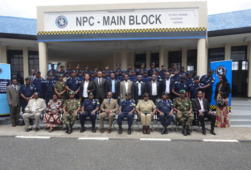 Ubwo abayobozi bafata ifoto hamwe n'abapolisi baje kwiga amasomo yo ku rwego rwo hejuru.