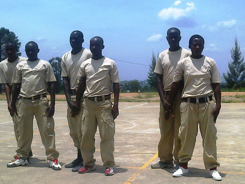 Ubwo buhanga nibwo bwifashishwa n'abacungagereza ku rwego mpuzamahanga mu gihe bagiye gufata abagororwa bavanwa aho bari bajyanwa ahandi.