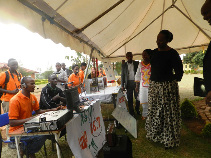 Ubwo yasuraga Agahozo Shalom, ku wa 10-06-2014, Madame wa Perezida wa Repubulika Jeannette Kagame, yageze kuri iyi radio mu imurikabikorwa ry'abanyeshuri, anasobanurirwa imikorere yayo.