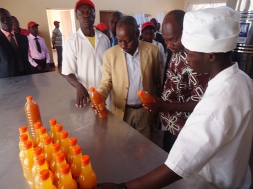 Ubwo Abayobozi batandukanye basuraga uru ruganda tariki 26/02/2013..