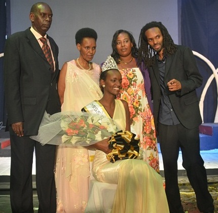 Ubwo Mutesi Aurore yambaraga ikamba rya Nyampinga 2012, yari hamwe na musaza we Hirwa Henry n'ababyeyi babo.