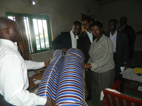 Abanyeshuri bo kuri INES Ruhengeri bahereza Nyiraneza matela.