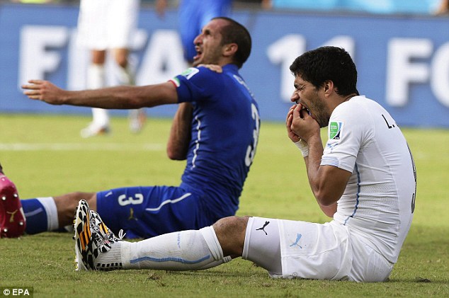 Suarez yababaye amenyo ubwo yari amaze kurumana.