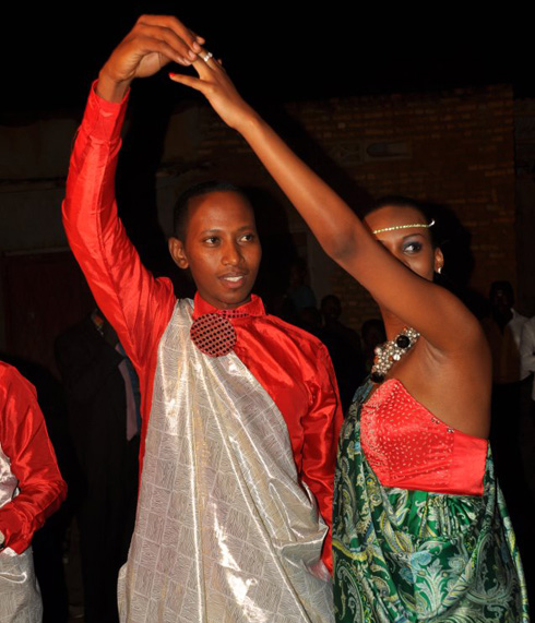 Ubwo bambikanaga impeta mu muhango wo gusaba.