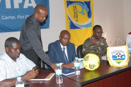 Ubwo hasinywaga amasezerano y