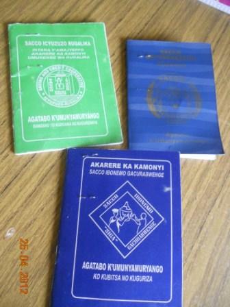 Bafatanywe udutabo twa SACCO zitandukanye turiho amafoto yabo ariko amazina atandukanye