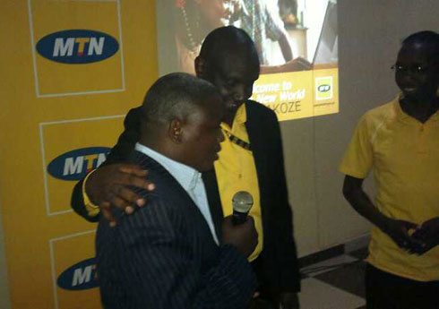 Ufashe micro niwe munyamahirwe wegukanye telefoni yo mu bwoko bwa Galaxy.