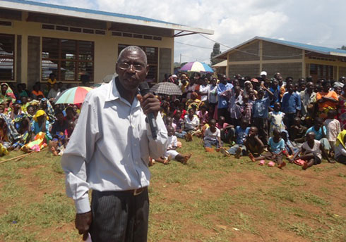 Uhagarariye abageze mu zabukuru mu murenge wa Kagano, Hategekimana Edmond, yasabye Leta gufasha abageze mu zabukuru by'umwihariko.