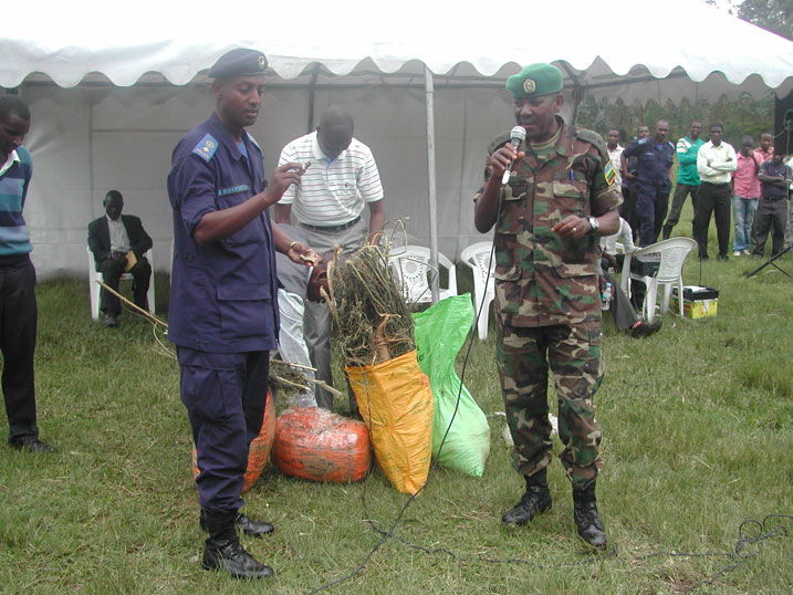 Uhagarariye police mu Karere ka Gakenke Senior Spt Gilbert hamwe nuhagarariye ingabo mu karere Lt Col. Peter Kagarama basobanura ububi bw