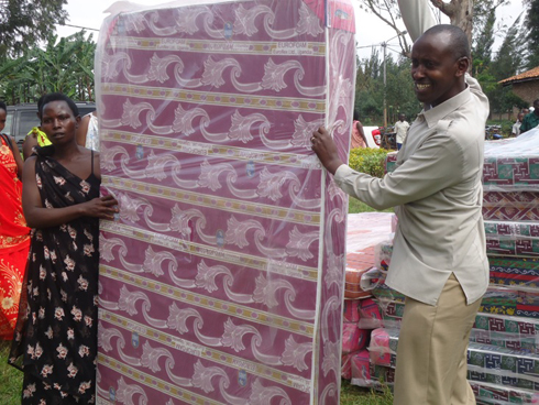 Uhagarariye AEE ashyikiriza umugore matora. Izi matora zabonetse zivuye mu mafaranga ijana abagore bizigamiraga buri kwezi.