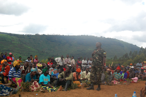 Uhagarariye ingabo mu Karere ka Gicumbi, Major BIKAGA Donat, aganira n'abaturage.