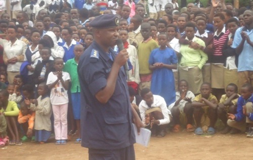 Uhagarariye polisi mu karere ka Ruhango asaba abaturage kubakoresha.