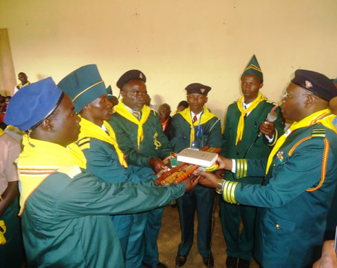 Uhereye ibumoso: Bane bacaguriwe kuba Aba Chef Guides muri JA bahabwa ibikoresho byabugenewe na Pasiteri Nkinzingabo Jacques.