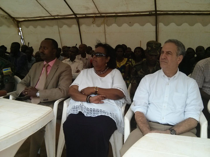 Uhereye iburyo Intumwa yihariye ya USA mu Karere k'Ibiyaga Bigari, umuyobozi wa UNHCR mu Rwanda, hamwe n'umuyobozi muri MIDIMAR ubwo bari basuye inkambi ya Kiziba.