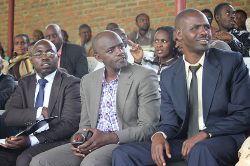 Uhereye iburyo ni Byukusenge Gaspard, umuyobozi w'Akarere ka Rutsiro, Nkuranga Alphonse na Depite Uwuringiyimana Philbert.