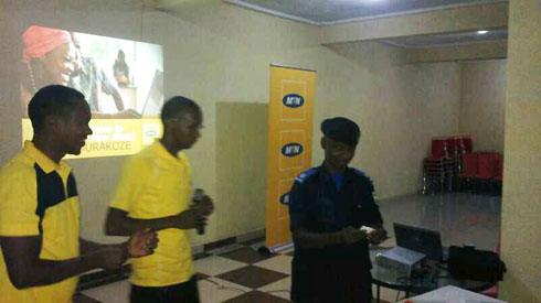 Ukuriye polisi mu karere ka Nyanza Supt Jules Rutayisire niwe wahisemo agapapuro gatombora uwo munyamahirwe.