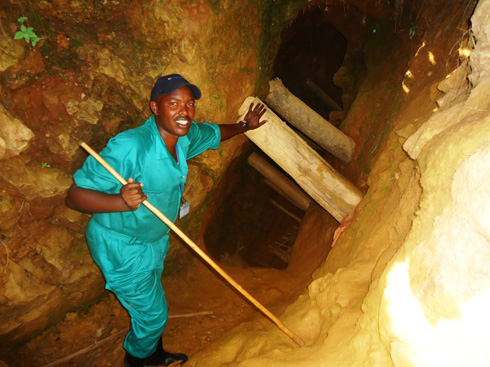 Ukuriye abashinzwe umutekano muri EPROCOMI yerekana uko ikirombe kiba giteze. (Foto:L. Nshimiyimana)