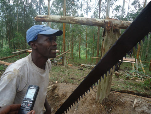 Umubaji uvuga ko amaze imyaka 30 mu gusatura ibiti mo imbaho.