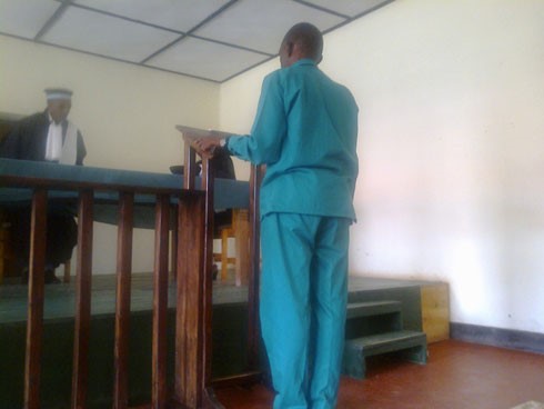 Umucuruzi Majyambere yitaba urukiko ari muri iyi myambaro.