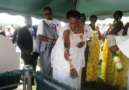 Umufasha wa Sentore atera amazi y'umugisha ku murambo wa Sentore