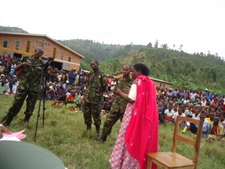 Umugore wibwe, Nikombabonye, asubiza ibibazo by'abacamanza