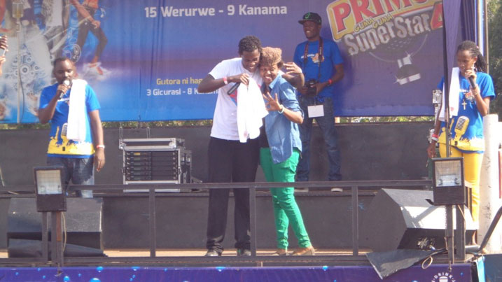 Umufana wa Bruce Melody aje kumushimira uburyo yitwaye neza mu kuririmba.