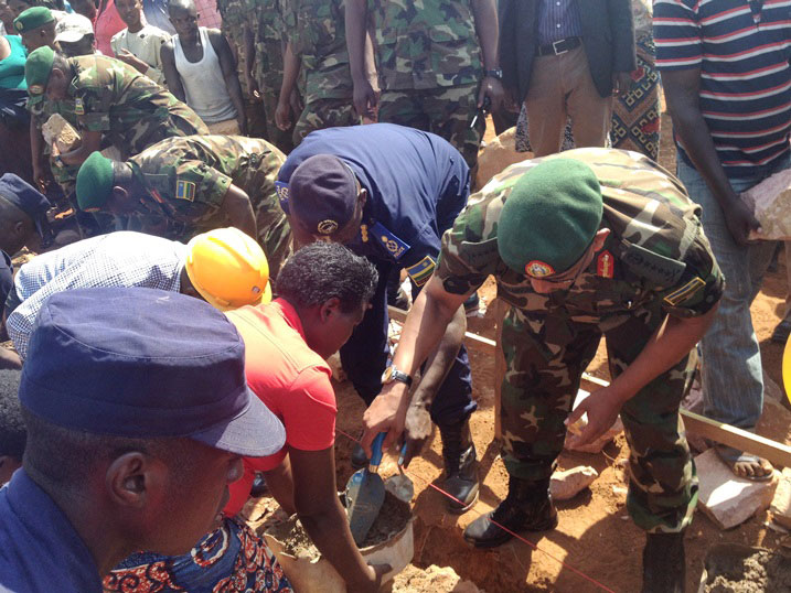 Umugaba mukuru w'ingabo, Gen. Patrick Nyamvumba na Minisitiri Musoni (wambaye ingoferi y'umuhondo) nibo bashyizeho ibuye ry'ifatizo.