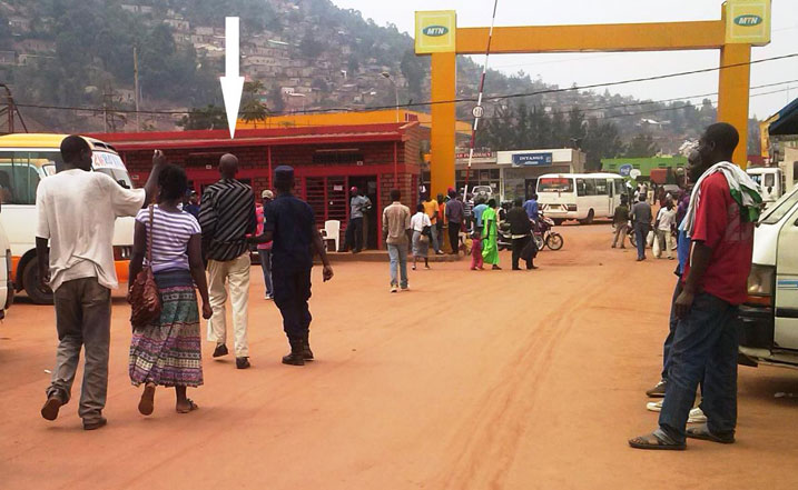 Umugabo (ufashwe na polisi) ashinjwa ubutekamutwe bwo kwishyuza abagenzi ntaho akora.