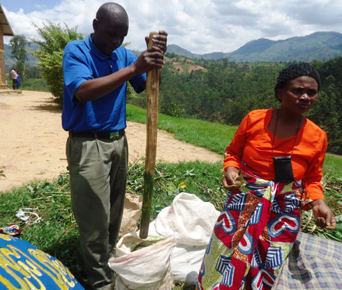 Umugabo arimo gusekura isombe yo gucuruza.