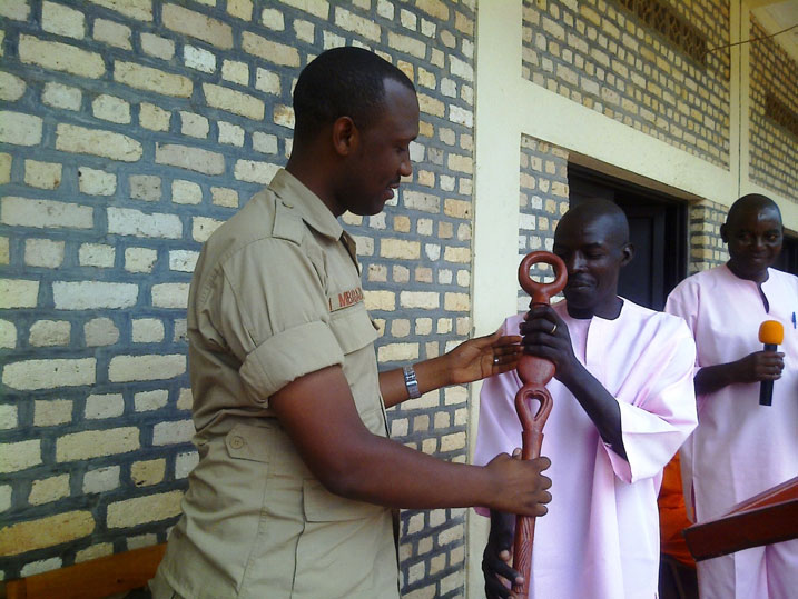 Umugabo we yahawe igihembo cy'inkoni y'ubushumba.