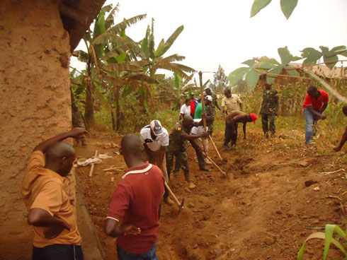 Umuganda wanitabiriwe n'ingabo.