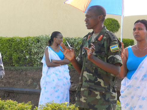 Umuganga w'umusirikari wari ukuriye abandi yahumurije abafite uburwayi ko bose bazitabwaho bagakira neza.