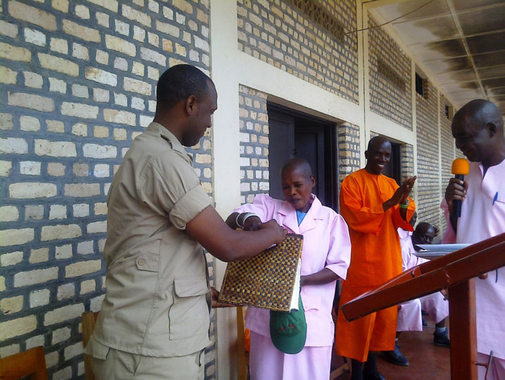 Umugore wahize abandi mu murimo ubwo yashyikirizwaga igihembo n'umuyobozi wa gereza ya Nyanza.