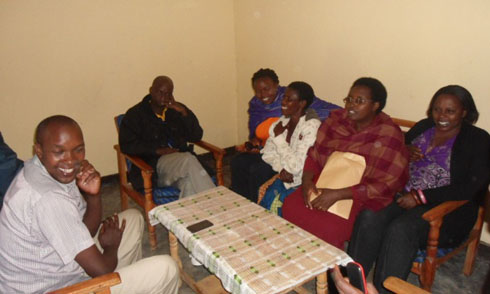 Umugwaneza (wambaye umupira w'umweru) aganira n'abamusuye.