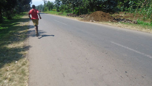 Umuhanda Musanze-Cyanika ntabwo ufite ahagenewe kugenda abanyamaguru.