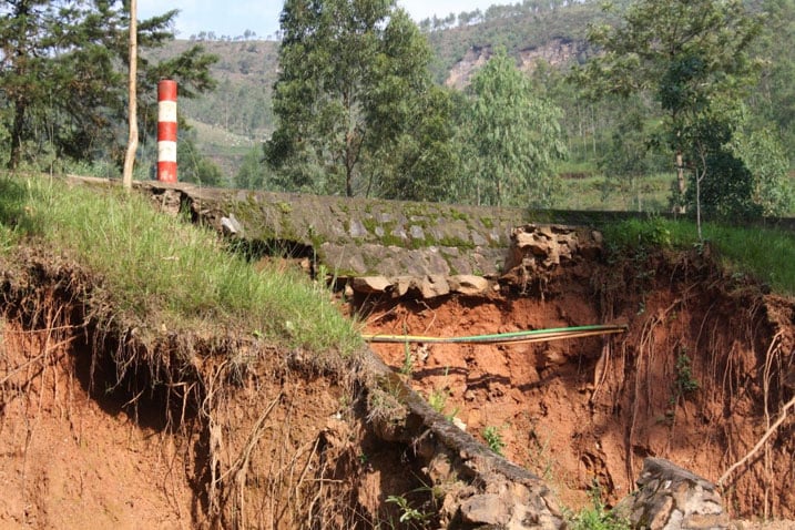 Umuhanda wa kaburimbo Ngororero-Kabaya-Mukamira na wo wasatiriwe n'inkangu.