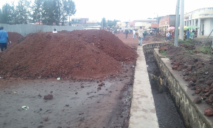 Aha ni ahubakwa umuhanda mu karere ka Rubavu, umaze igihe waradindiye ibikorwa bitarenga aha.