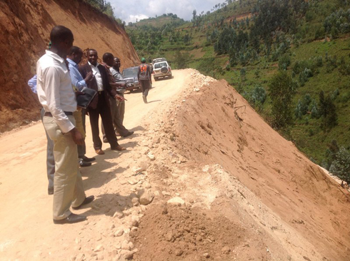 Umuhanda uri gukorwa werekeza ahazubakwa rukarara V.