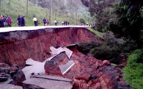 Umuhanda wangiritse igice kinini.