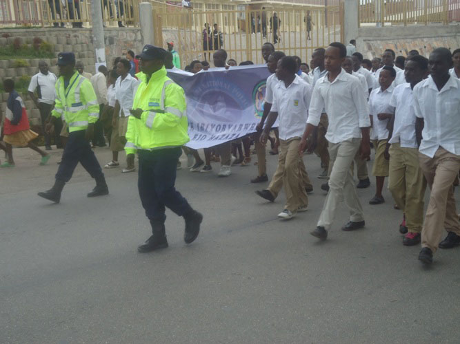 Umuhango watangijwe n'urugendo rwitabiriwe n'abanyeshuri.